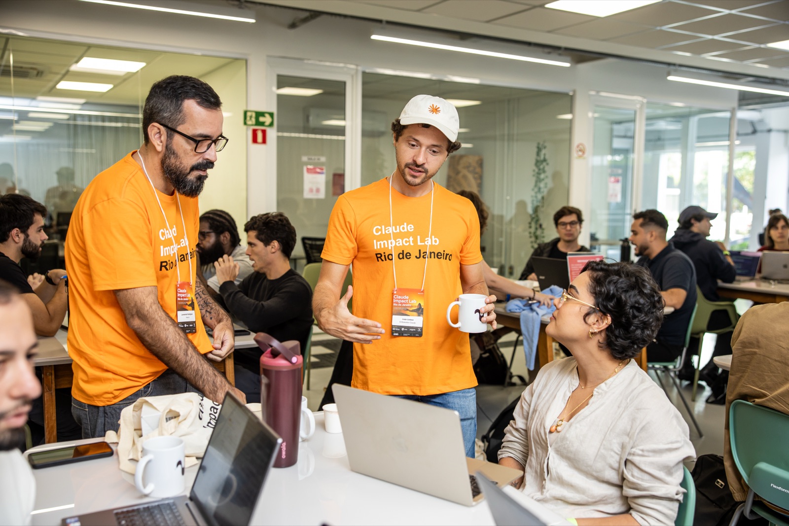 Mentores conversando com participantes no Claude Impact Lab